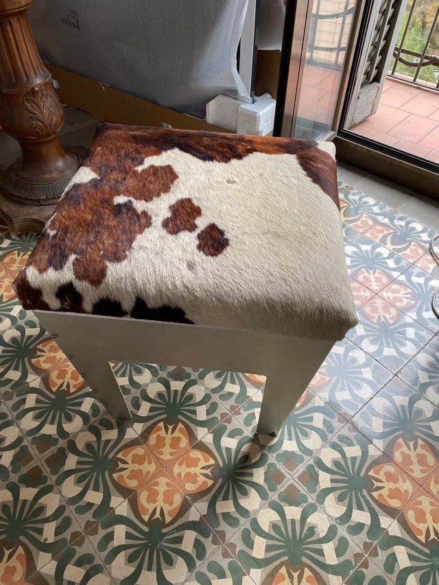 Se vende taburete de piel