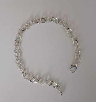 Pulsera de metal plateado.