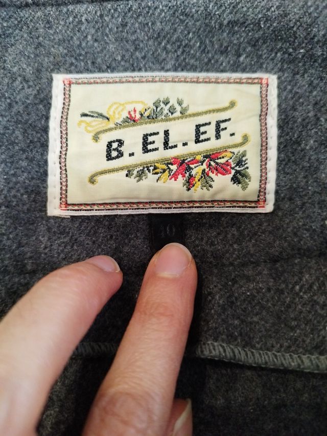 Abrigo de 80%lana y 20%poliester.