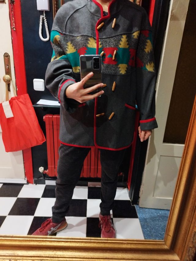 Abrigo de 80%lana y 20%poliester.