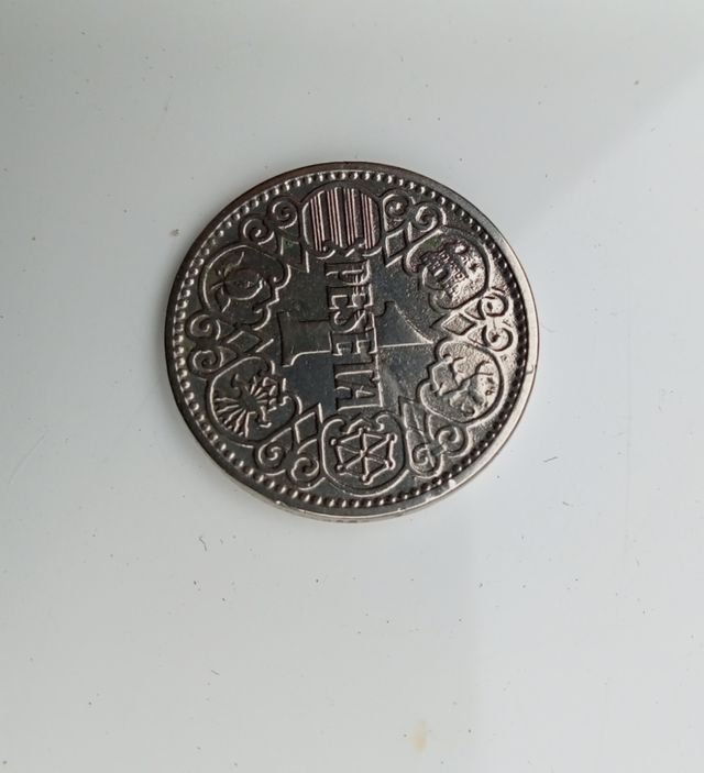 Moneda una peseta tonalidad círculó poco