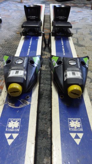 Esquis retros con bastones y funda