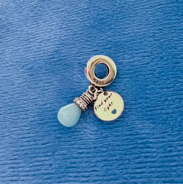 Charm Bombilla brilla en la Oscuridad