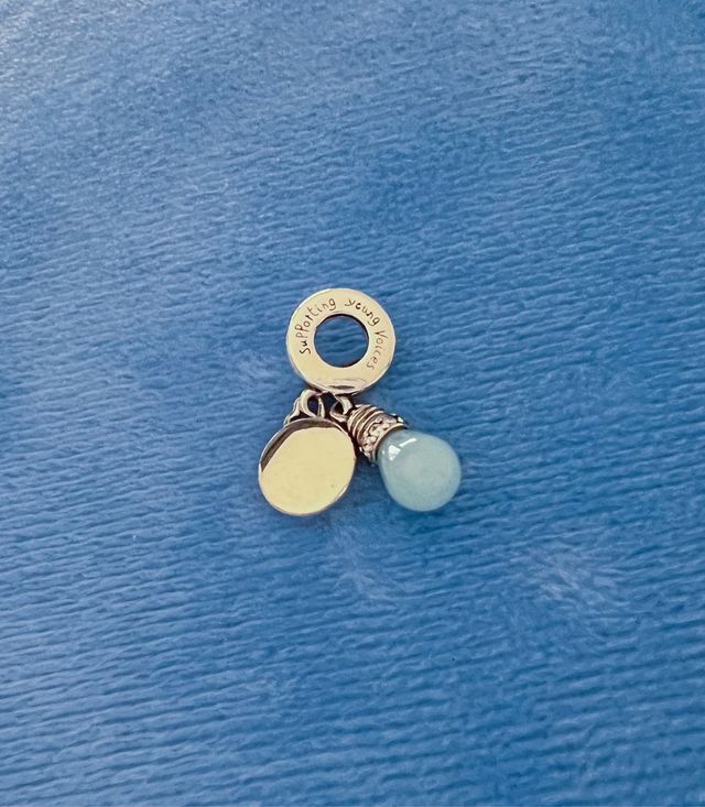 Charm Bombilla brilla en la Oscuridad