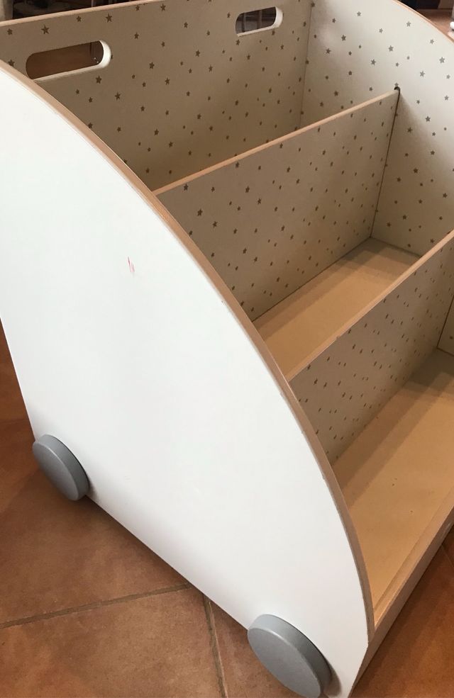 Libreria de madera infantil con ruedas