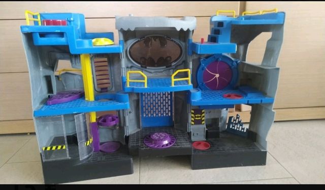 Guarida de Batman. Batcueva. Plegable como maletin