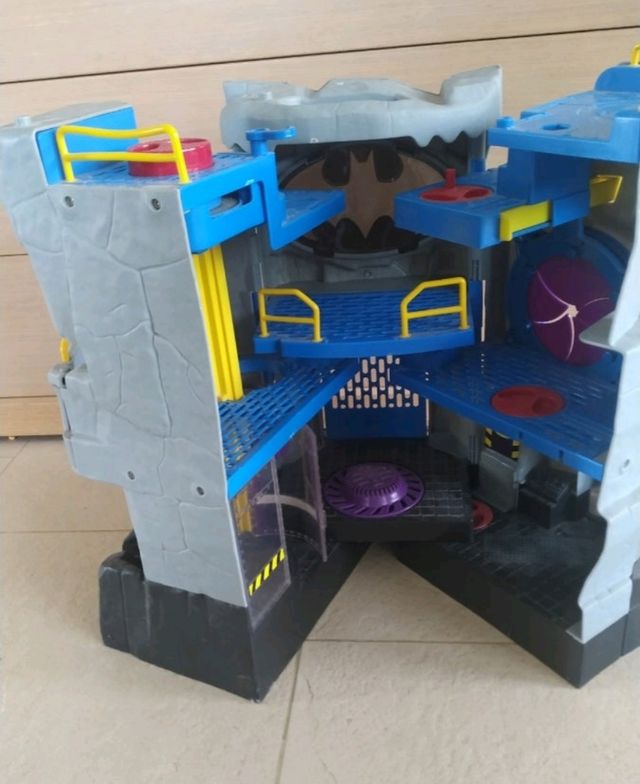 Guarida de Batman. Batcueva. Plegable como maletin