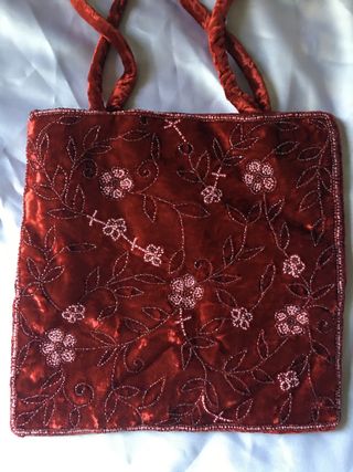 Bolso de terciopelo rojo con bordado de cuentas