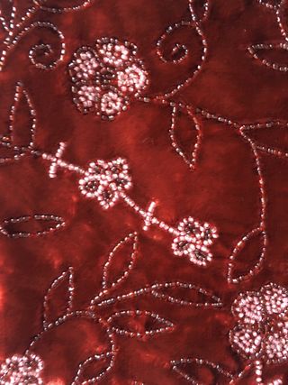 Bolso de terciopelo rojo con bordado de cuentas