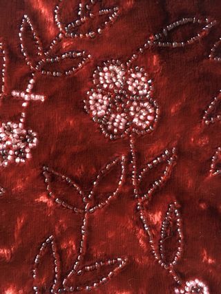 Bolso de terciopelo rojo con bordado de cuentas