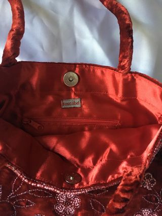 Bolso de terciopelo rojo con bordado de cuentas