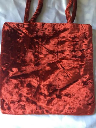 Bolso de terciopelo rojo con bordado de cuentas