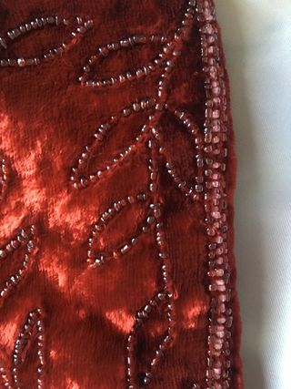 Bolso de terciopelo rojo con bordado de cuentas