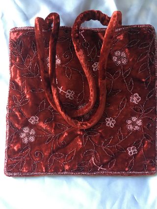 Bolso de terciopelo rojo con bordado de cuentas