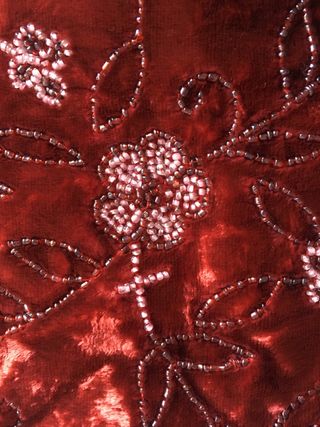 Bolso de terciopelo rojo con bordado de cuentas