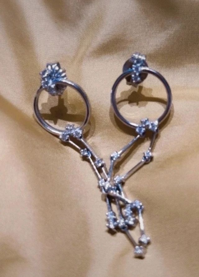 Pendientes oro blanco y circonitas. 18 kilates .se