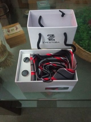 corbata, pañuelo y gemelos 