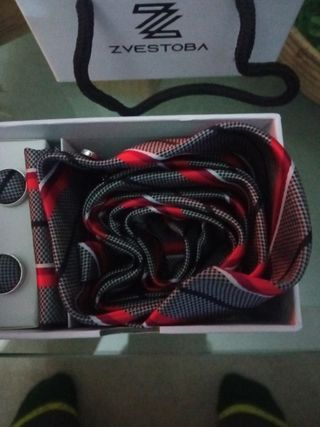 corbata, pañuelo y gemelos 