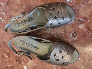 sandalias de señora  en piel metalizadas en dorado