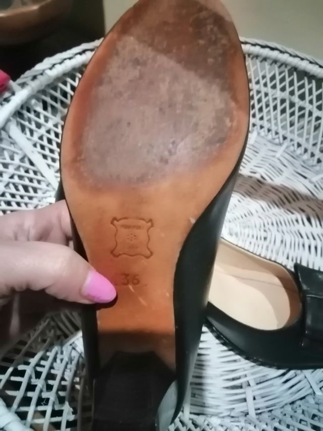 Zapatos negros de piel con tacon bajo.