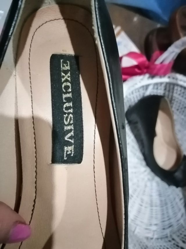 Zapatos negros de piel con tacon bajo.