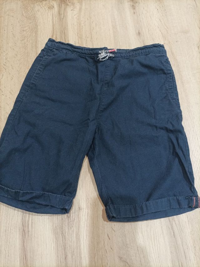pantalón azul marino corto con bolsillos