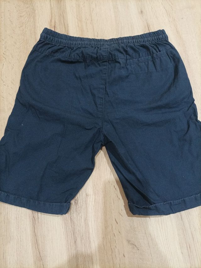 pantalón azul marino corto con bolsillos