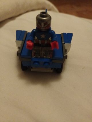 Capitán américa y su coche.