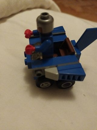 Capitán américa y su coche.