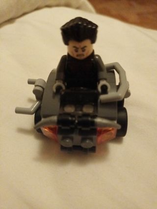 Figura de lego con su respectivo coche