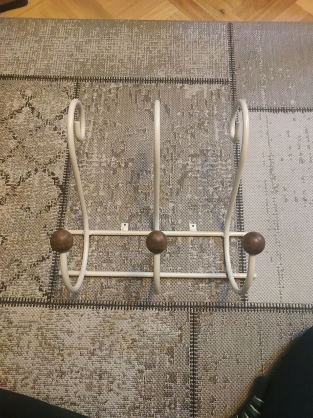 Percha de pared en forja blanca y bola de madera.