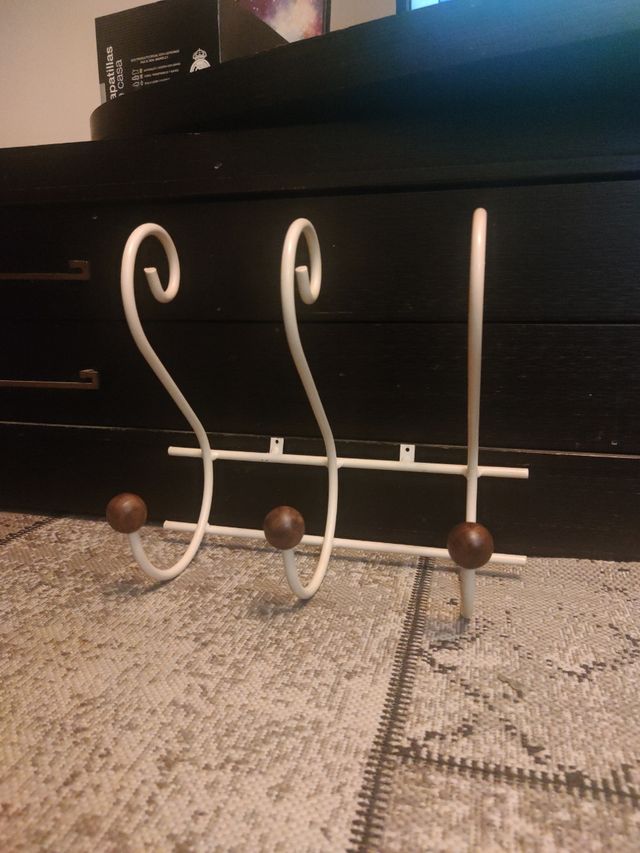 Percha de pared en forja blanca y bola de madera.