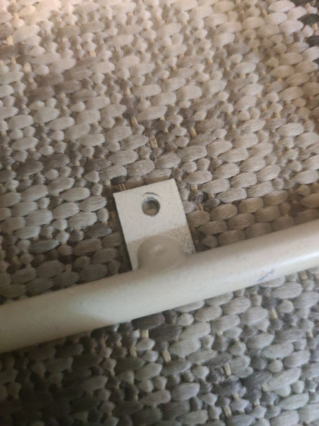 Percha de pared en forja blanca y bola de madera.