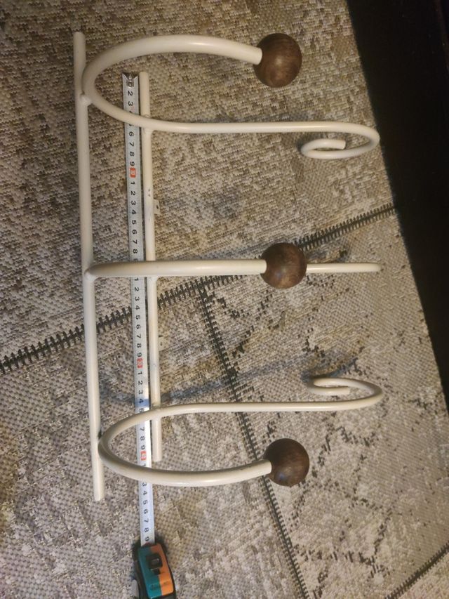 Percha de pared en forja blanca y bola de madera.