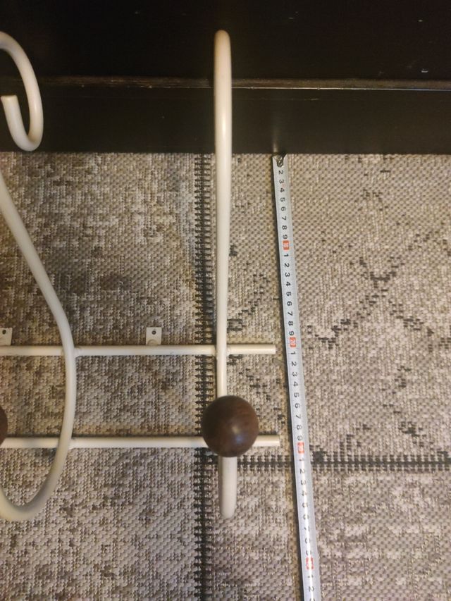 Percha de pared en forja blanca y bola de madera.