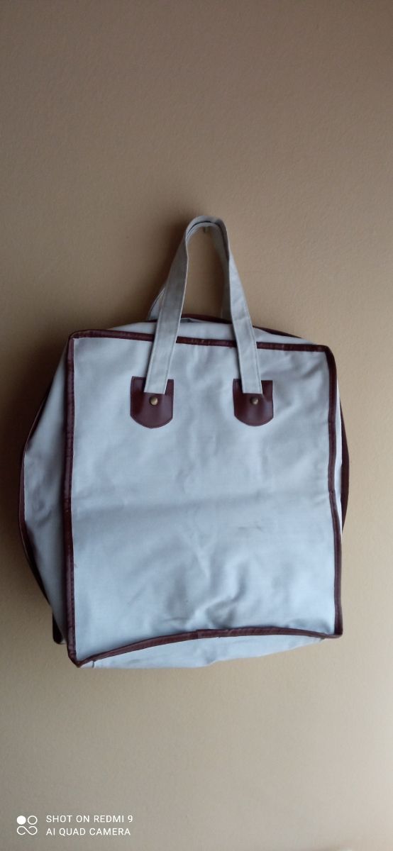 Bolsa para zapatos. Seis departamentos amplios.