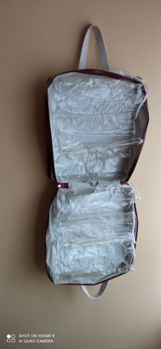 Bolsa para zapatos. Seis departamentos amplios.