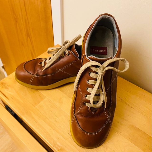 Sneakers de piel marrón. Muy cómodos.