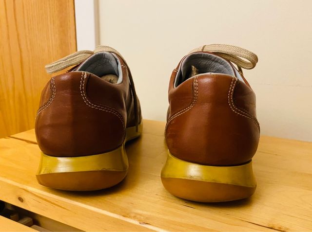 Sneakers de piel marrón. Muy cómodos.