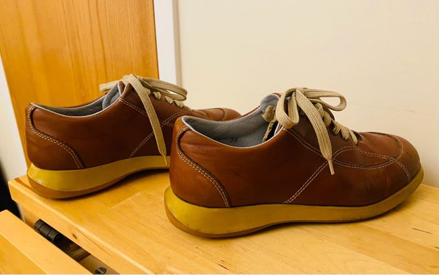 Sneakers de piel marrón. Muy cómodos.