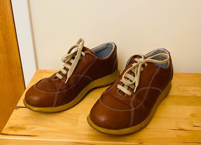 Sneakers de piel marrón. Muy cómodos.