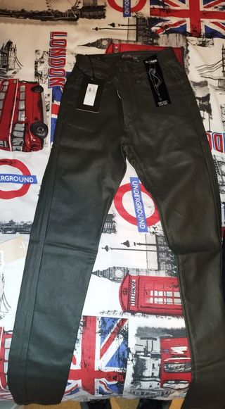 Pantalón cuero nuevo con etiqueta