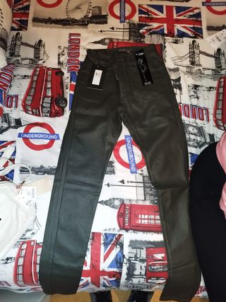 Pantalón cuero nuevo con etiqueta