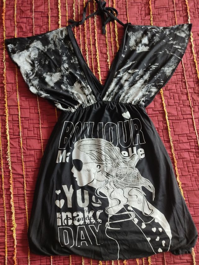 Vestido negro con escote delante y detas