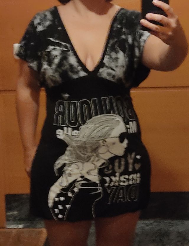 Vestido negro con escote delante y detas