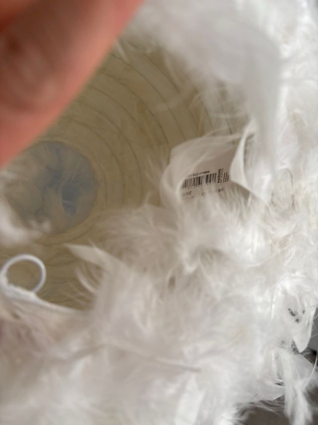 Pantalla para lámpara de techo de plumas blancas.