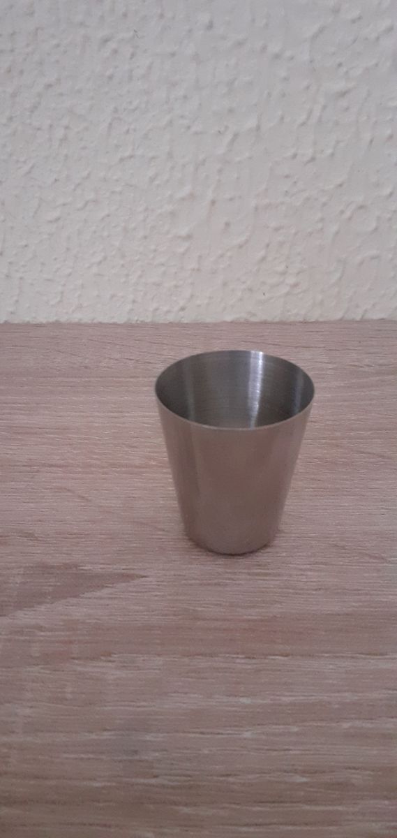 Petaca y vaso de chupito