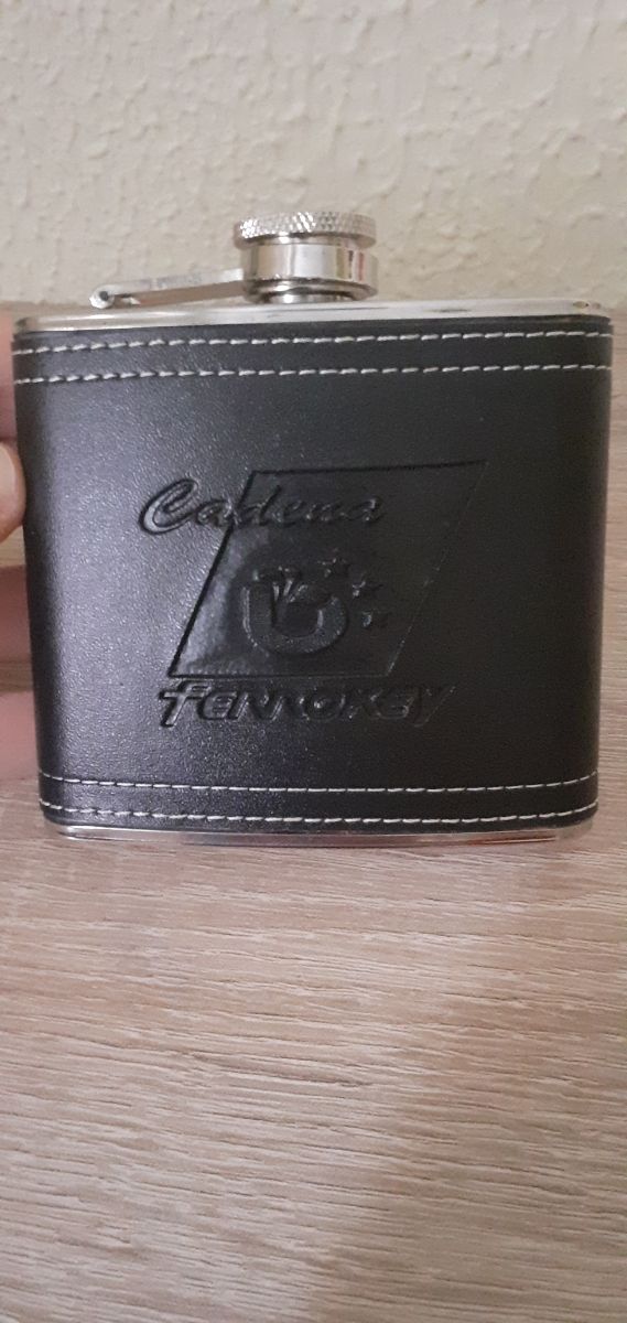 Petaca y vaso de chupito