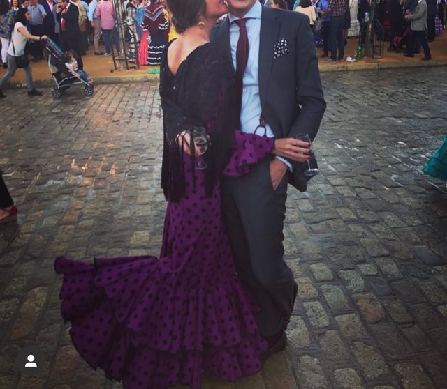 Traje gris oscuro de espiga