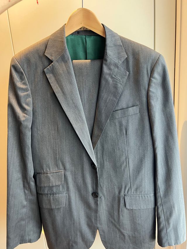 Traje gris oscuro de espiga